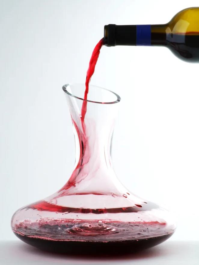 Rót rượu vang vào bình Decanter để rượu thở tốt hơn